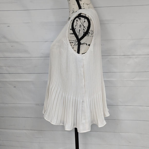 Banana Republic Pleated Sleeveless Top - Picture 2 of 5